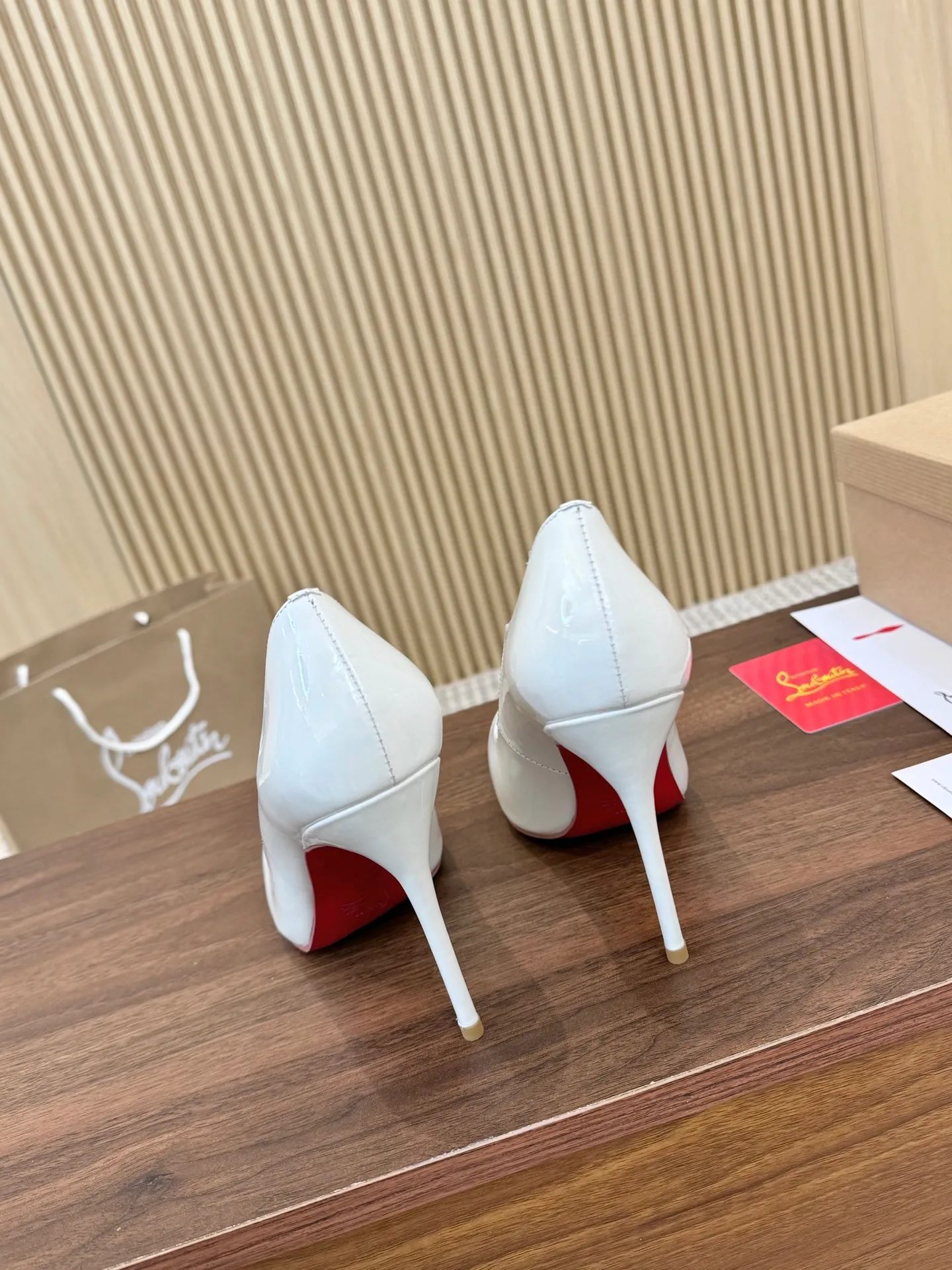 👟👟Ex-factory price 440👟👟 Genuine leather sole +40 shipped all year round 💝Christian Louboutin CL👠 "Imported cow patent leather💎 series" noble and luxurious, real blingbling✨ real materials, all customized by the pattern maker, and the materials are made of original customized materials, achieving the taste of the original 5 color options💍 Upper: Imported 👉Cow patent leather💪 Lining: Sheepskin foot pad/lining Size: 34-40.41.42 Heel height: 10.5cm and 8.5cm two options Leather sole Rubber sole